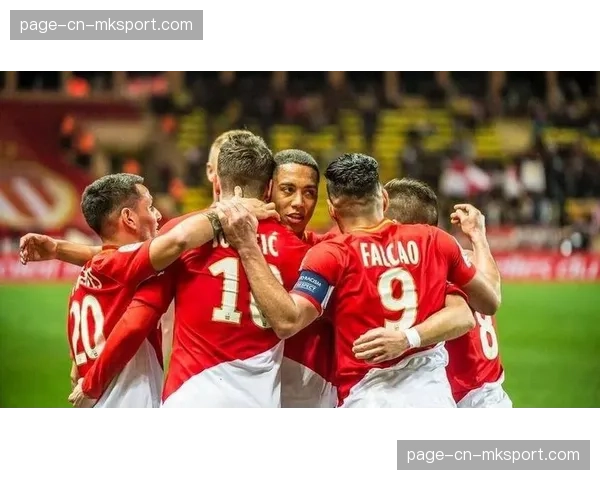 巴黎圣日耳曼对阵摩纳哥，维蒂尼亚远射世界波首开记录